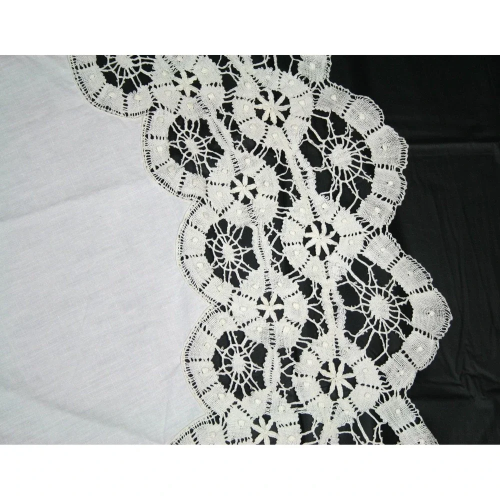 Vintage Torchon Cluny Bobbin Lace Table Topper / Centerpiece 32 Inch